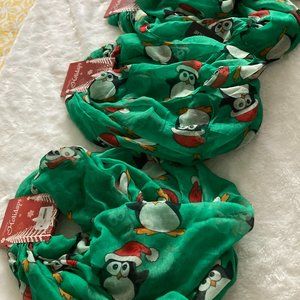 Penguin fashion scarf for the holidays